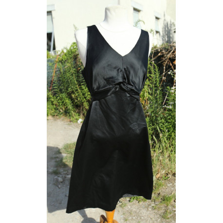 robe noire habillée style ancien satin belle découpe taille 42