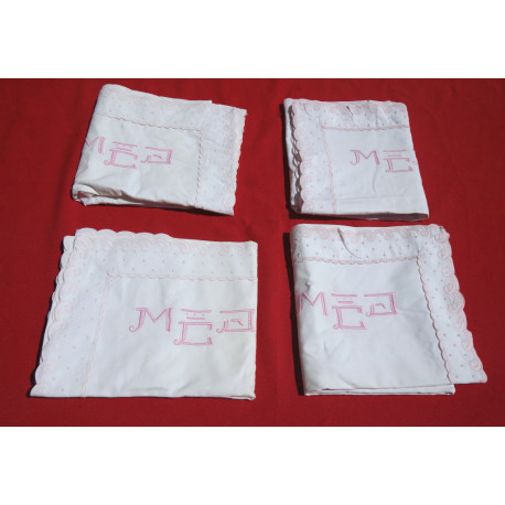 4 taies oreillers identiques coton, bords festonnés et monogramme roses